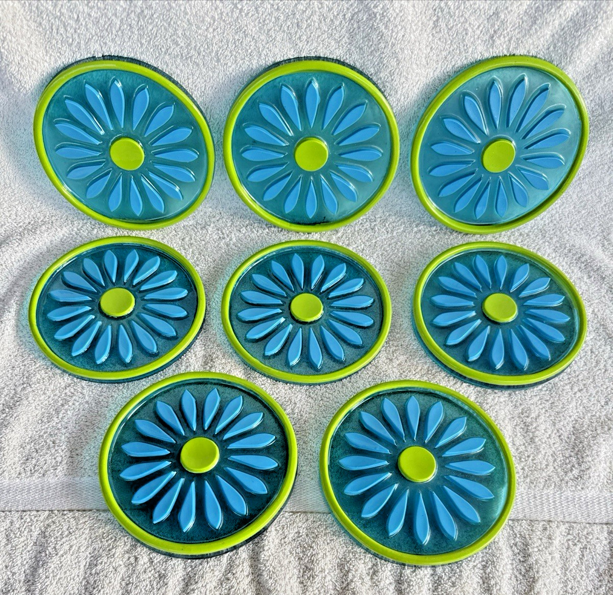 Vintage Lucite 60s Trivet BLUE & GREEN DAISY Resin MCM Boho Hippy 1-Colorflo Vintage Lucite 60s Trivet BLUE & GREEN DAISY Resin MCM Boho Hippy 1-Colorflo