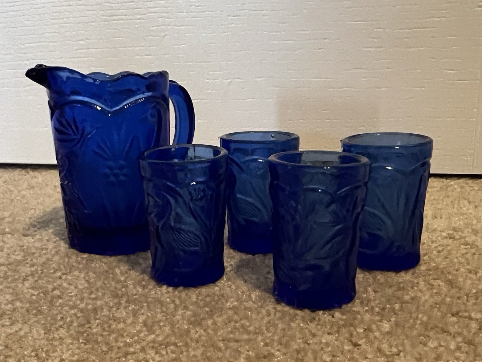 VTG COBALT BLUE PRESSED GLASS MINIATURE CHILD'S PEACOCK SET PITCHER & 4 GLASSES