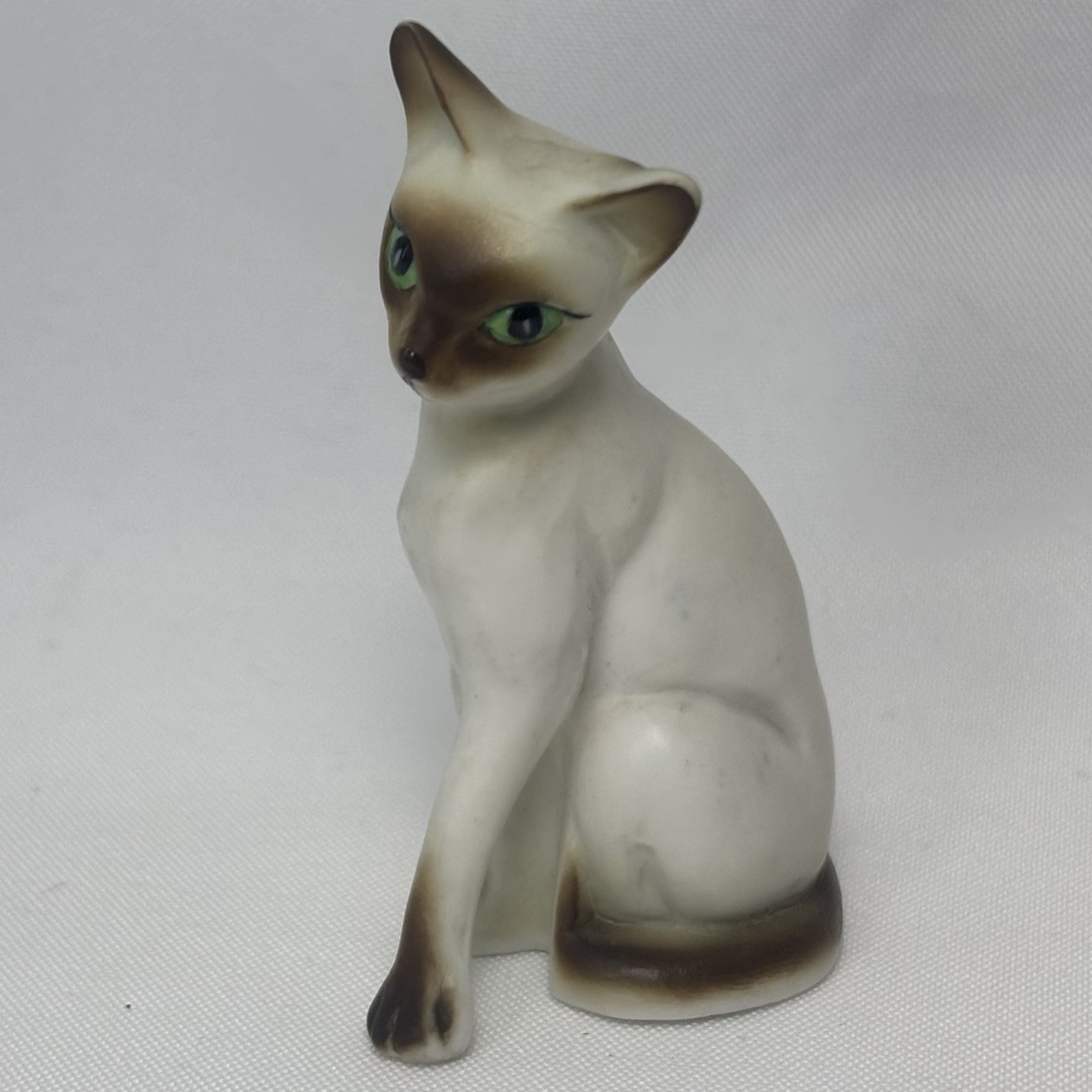 Siamese Cat Green Eyes Bone China Figurine Unmarked 2.25” Sitting Figure Vintage