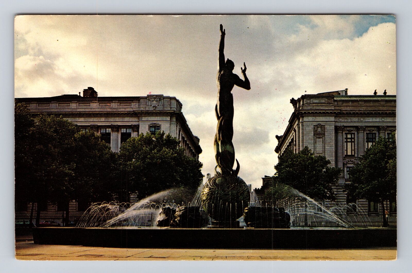 Cleveland OH-Ohio, War Memorial Fountain, Antique, Vintage Souvenir Postcard