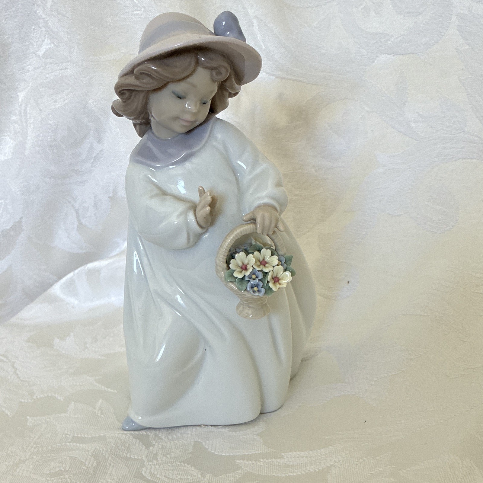 Retired Lladró Figurine #6685 \