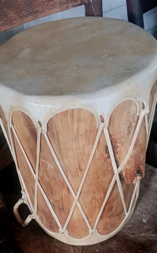 **AWESOME  VINTAGE  NATIVE AMERICAN  HANDMADE MED. POW WOW TAOS DRUM  NICE