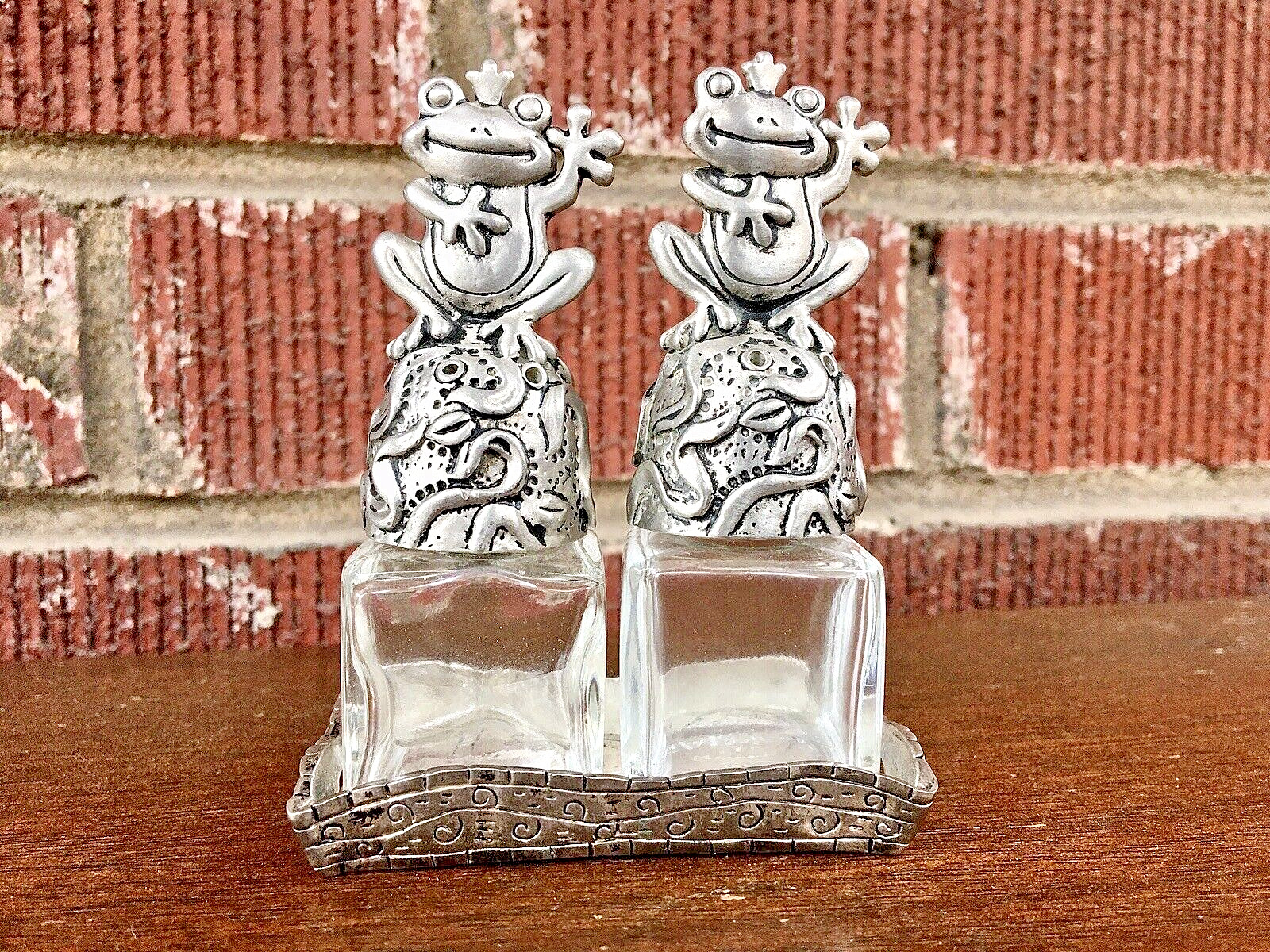 Vintage Pewter & Glass HAPPY FROGS ON LILY PADS Salt & Pepper Shakers w/ Tray