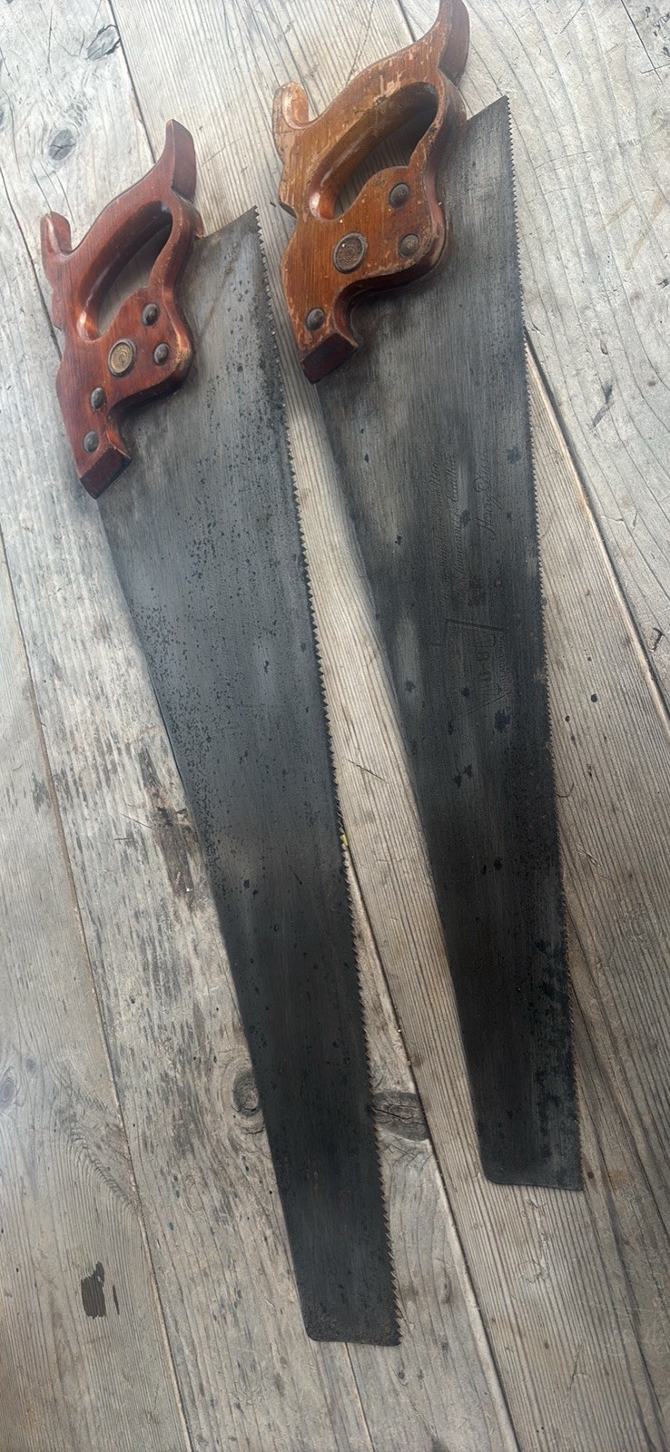 2 x Henry disston & sons hand saws. 1x 22” long, 10 tpi, 1x 26” long, 6 1/2 tpi 2 x Henry disston & sons hand saws. 1x 22” long, 10 tpi, 1x 26” long, 6 1/2 tpi