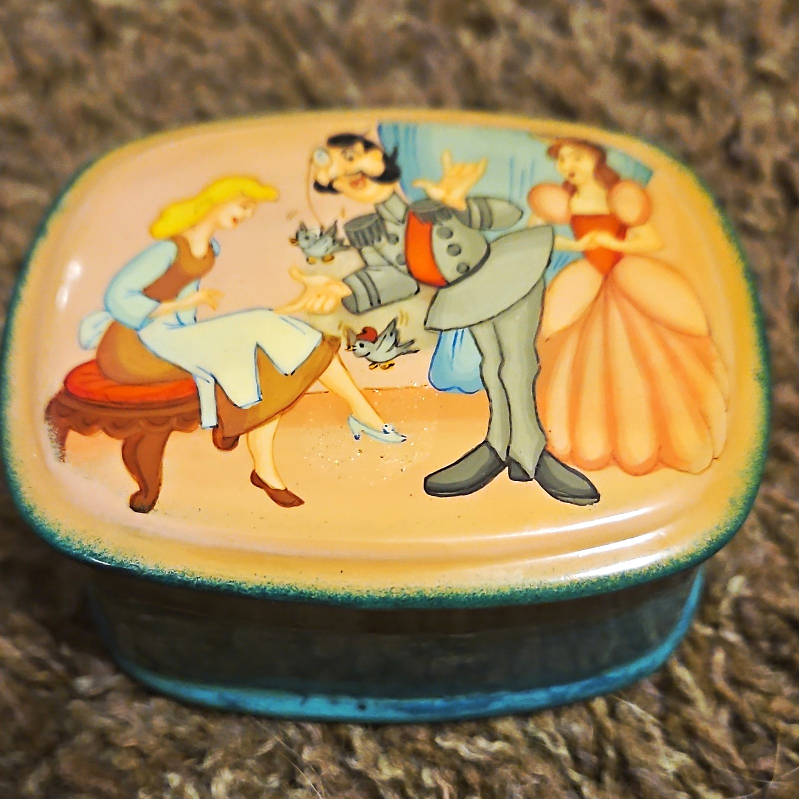 Russian Laquered Disney Cinderella Glass Slipper Scene Trinket Box 4