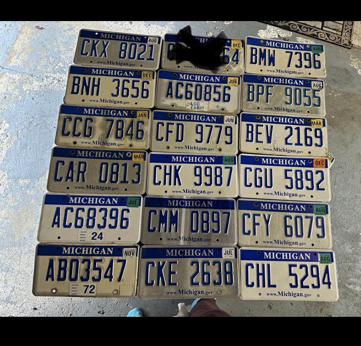 17 Michigan License Plates Blue White Authentic Used Bulk Lot Collector AD79