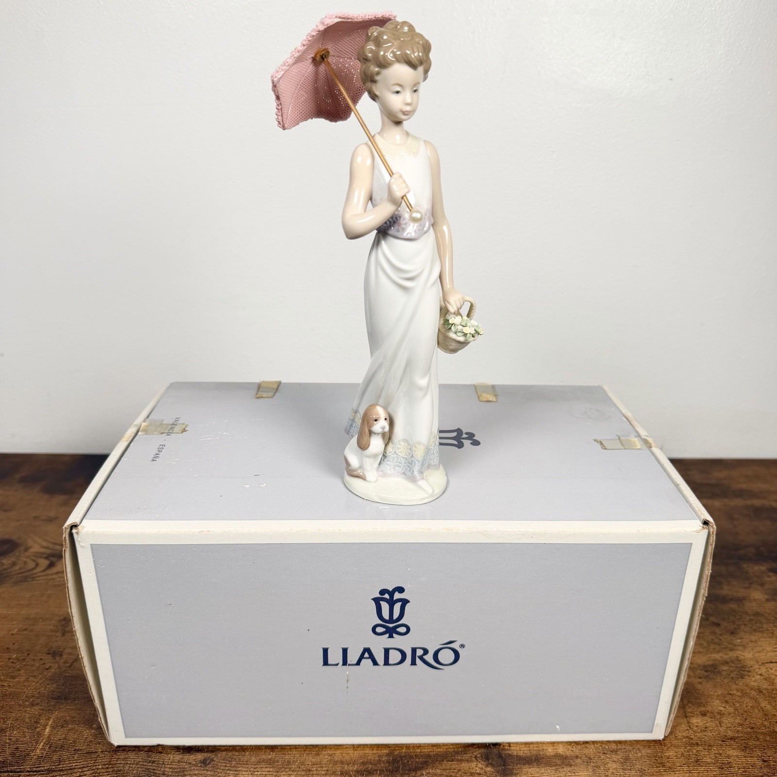 VTG LLADRO 7617 Porcelain Figurine Garden Classic Woman w/ Umbrella & Dog w/ Box VTG LLADRO 7617 Porcelain Figurine Garden Classic Woman w/ Umbrella & Dog w/ Box