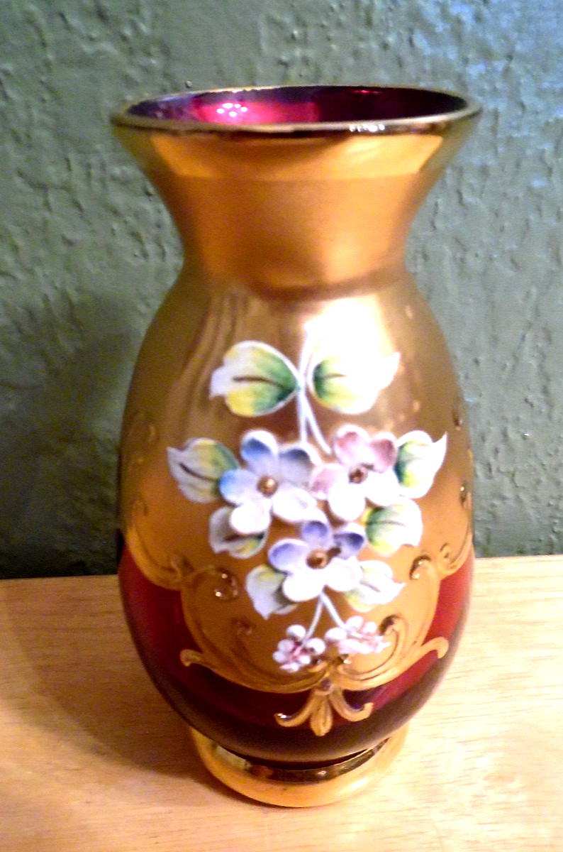 VENITIAN RUBY RED GLASS SM VASE W/24K GOLD GILDED ACCENTS & RAISED FLOWERS