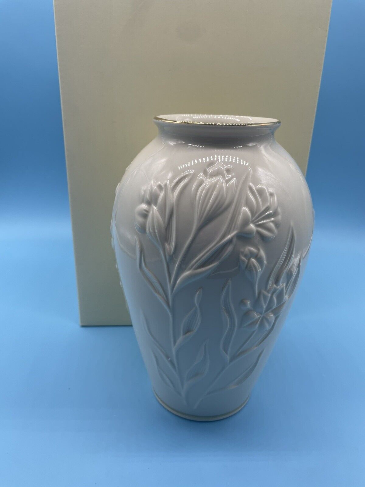 Lenox: Masterpiece Medium  Vase, Brand new in box, Rare & Retired 9 inches tall