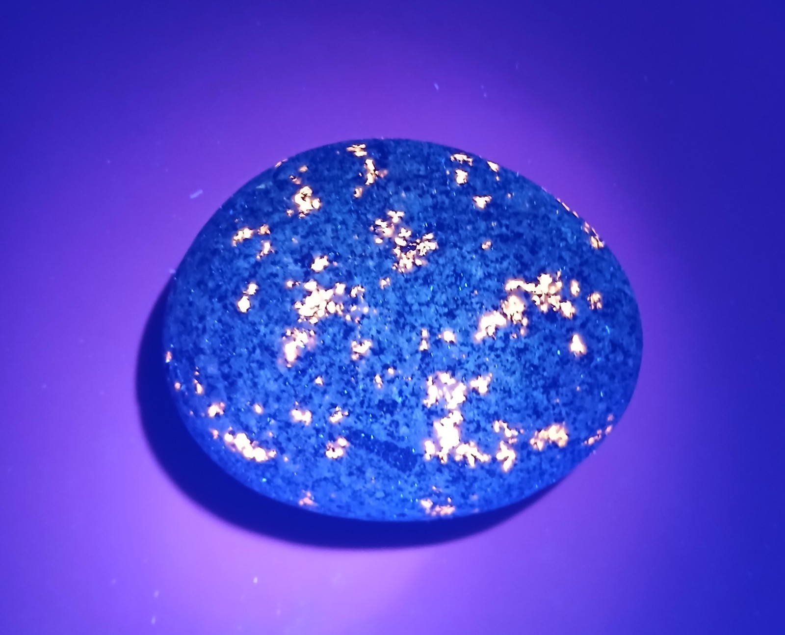 Fluorescent Sodalite ( Yooperlite )  A Bright 4.5 Ounce Lake Superior Yooperlite