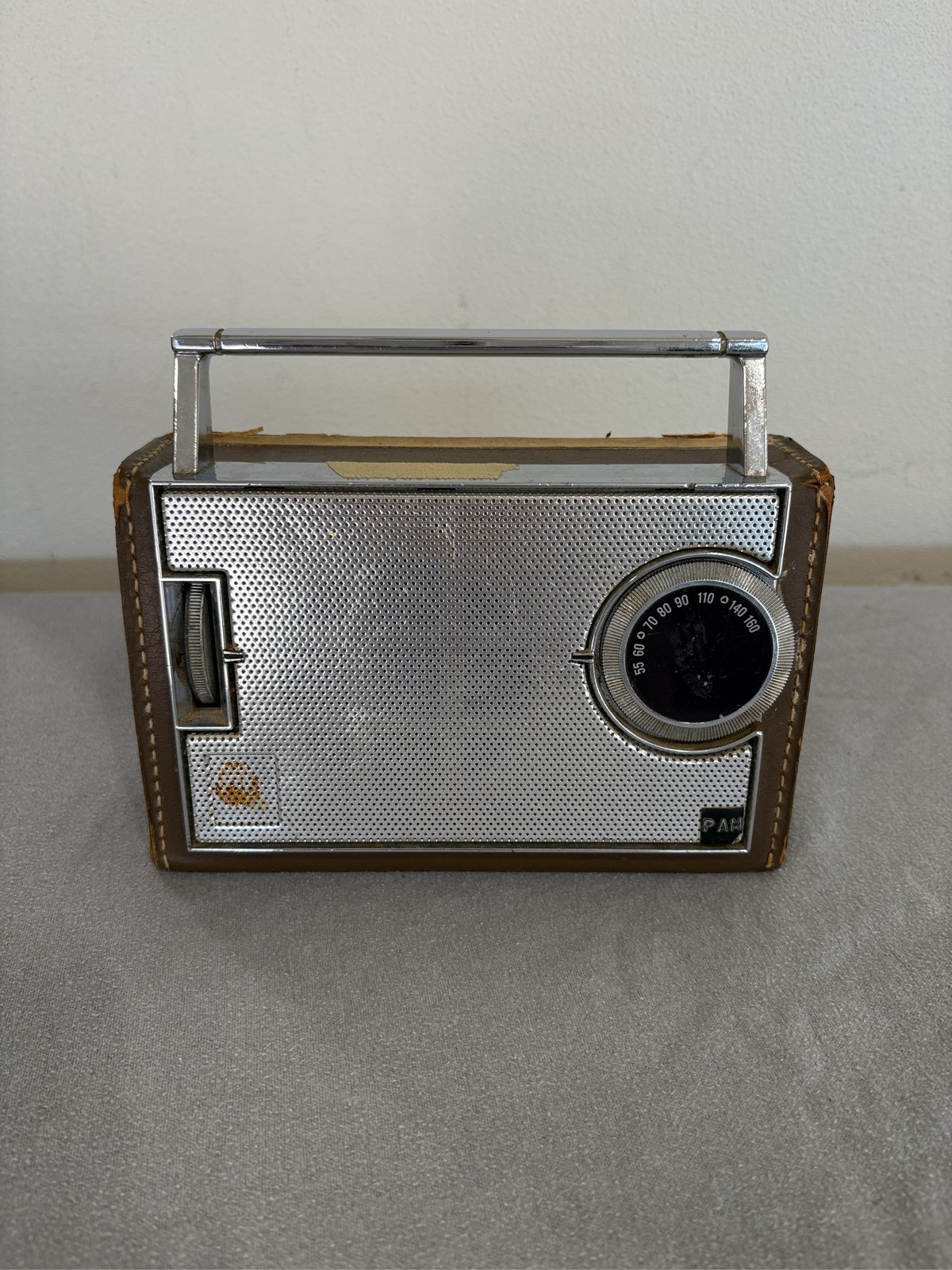 Vintage GE Transistor Radio AM Portable Silver Metal Case Leather Carry Case Vintage GE Transistor Radio AM Portable Silver Metal Case Leather Carry Case