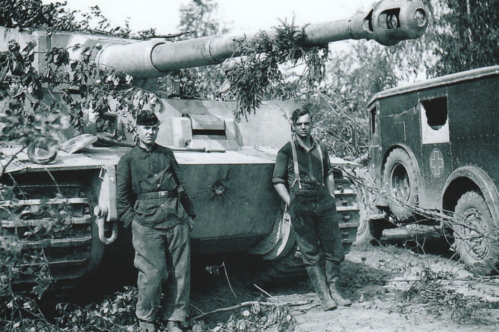 WW II - German Photo -- TIGER TANK I + Crew... WW II - German Photo -- TIGER TANK I + Crew...