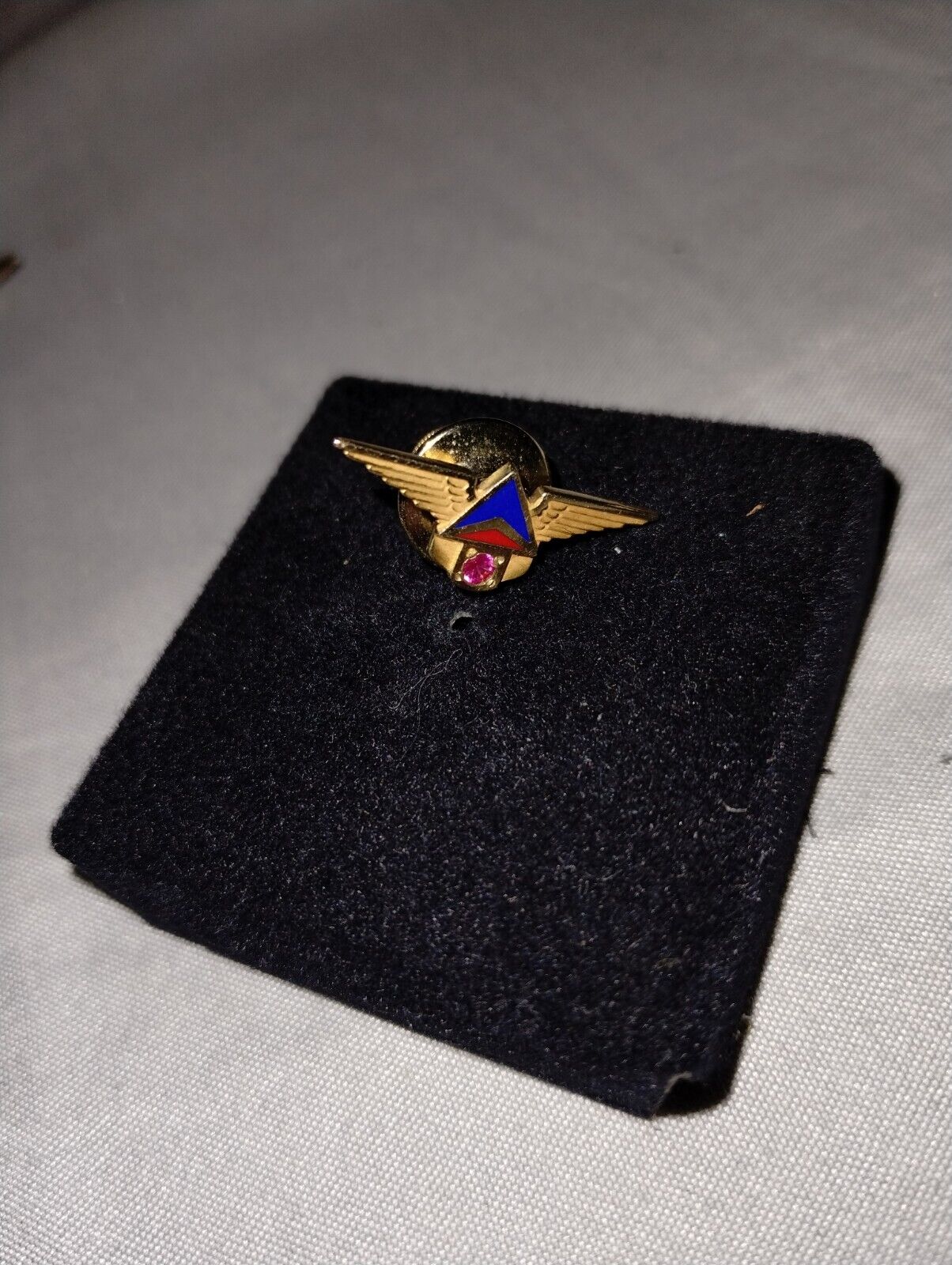 VINTAGE DELTA AIRLINES WINGS BADGE SERVICE PIN 10K GOLD/ RUBY LAPEL PIN TIE TAC