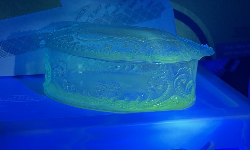 VTG Blue Pressed Glass Kemple/Wheaton Trinket Box Beaded Heart GLOWS Black Light