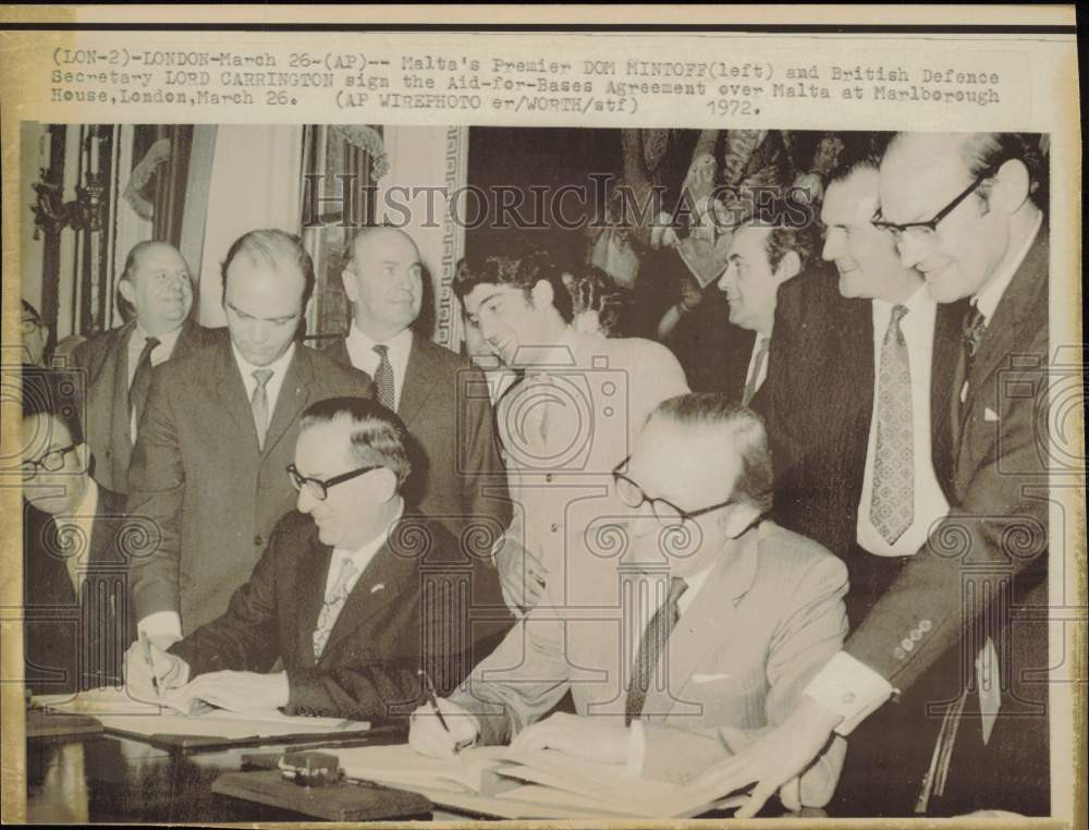 1972 Press Photo Dom Mintoff, Lord Carrington sign Aid-for-Bases Agreement, Eng.
