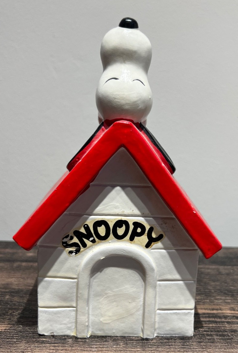 Vintage 1970 Snoopy Doghouse Coin Bank Determined Productions Peanuts Ceramic