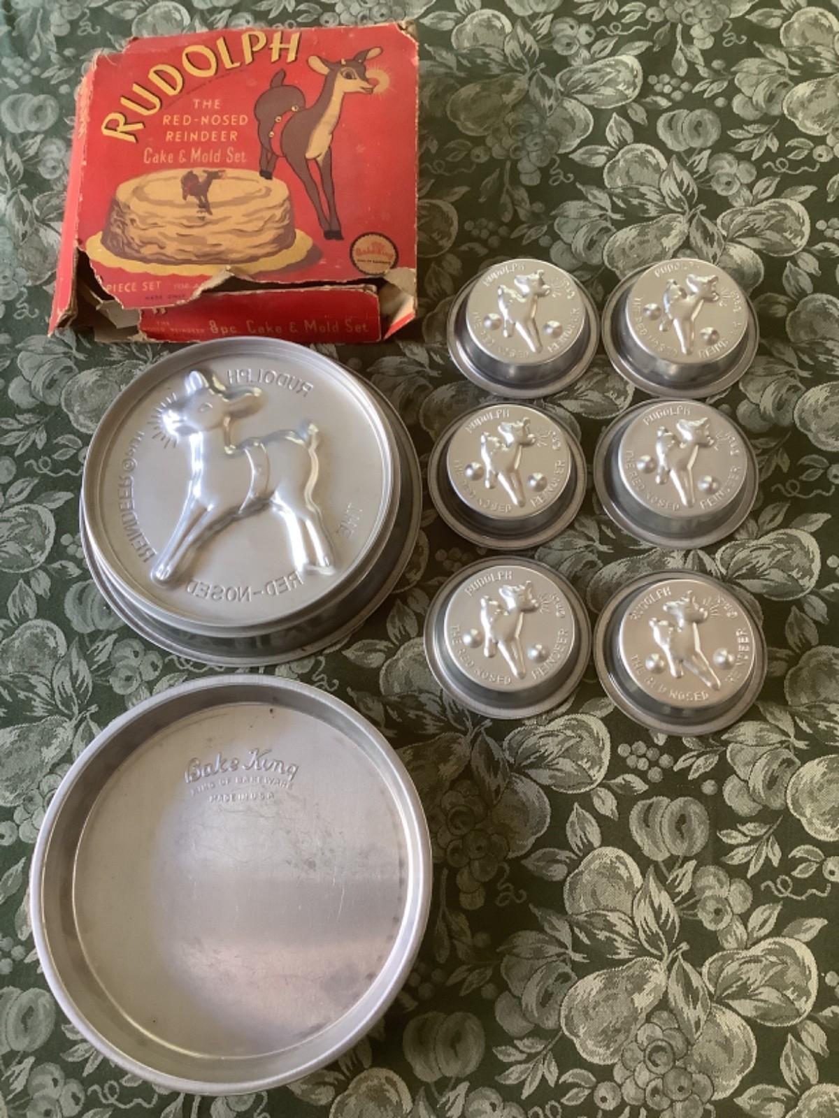 Vintage Rudolph the Red Nosed Reindeer Bake King Cake & Mold 8 pc set