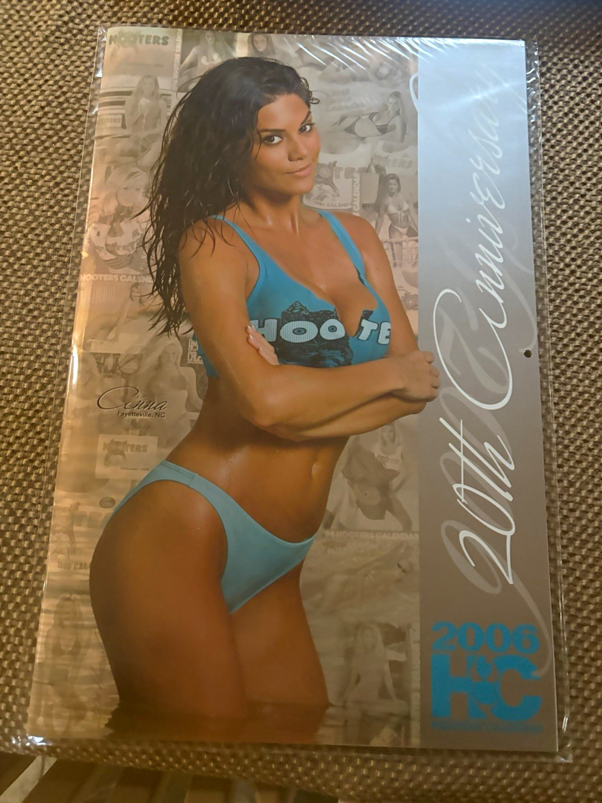 Hooters 2006 Original Advertising Calendar - Restaurants & Fast Food Multicolor