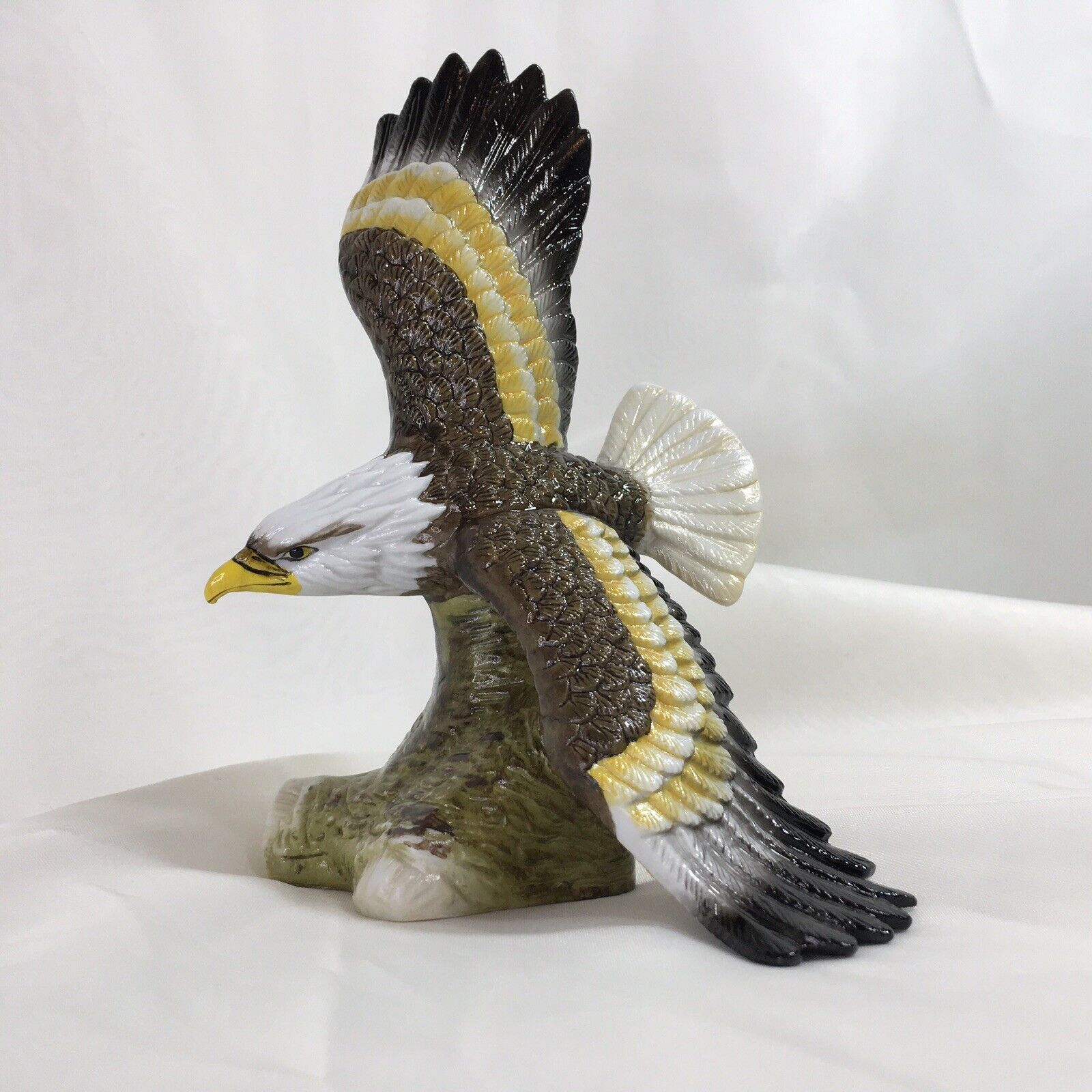 6.8” Soaring Eagle, Bird Figurine, Vintage Porcelain❤️
