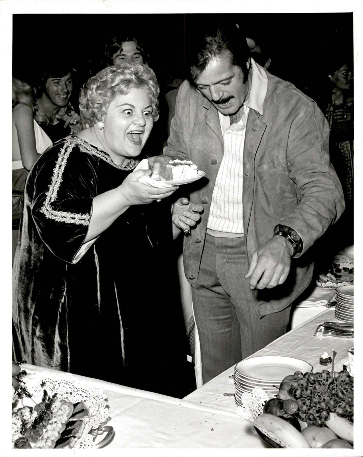 LAE7 Original Photo SINGER ROBERT GOULET @ PARTY EATING CAKE CELEBRITY CANDID