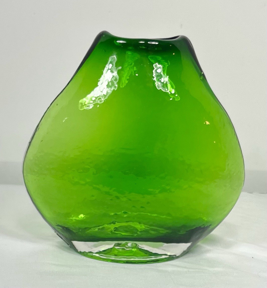 MCM Vintage Hand Blown Emerald Green Art Glass Vase 7