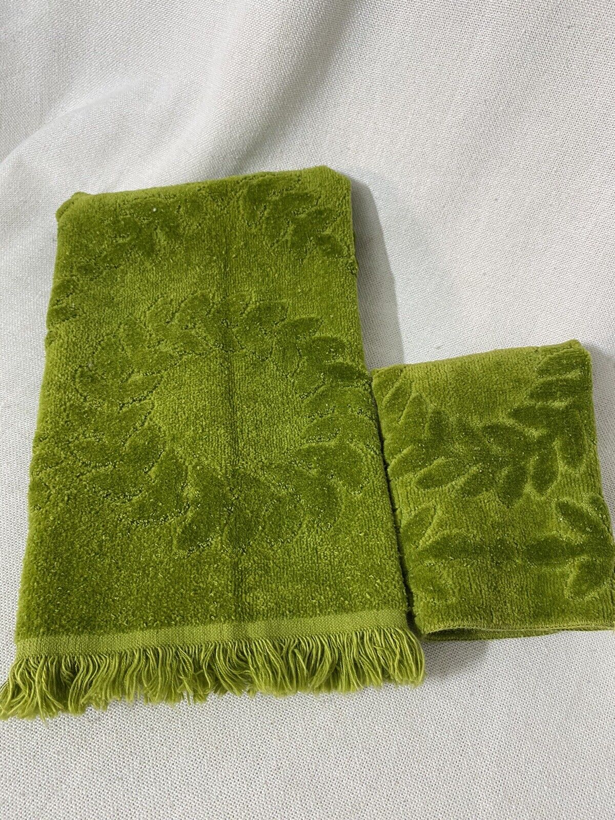 Vintage MCM Avocado Green Textured Hand Towel Set Washcloth  Fringe Diamond USA