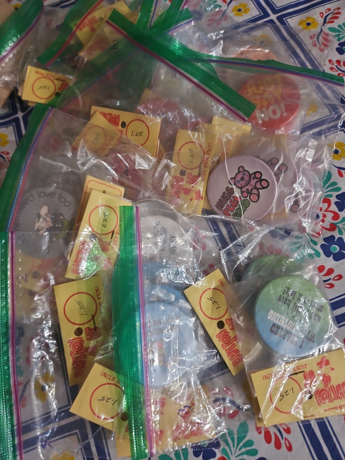 Lot Of 100+ Vintage Pinback Buttons Souvenir, Collectibles Original packaging Lot Of 100+ Vintage Pinback Buttons Souvenir, Collectibles Original packaging