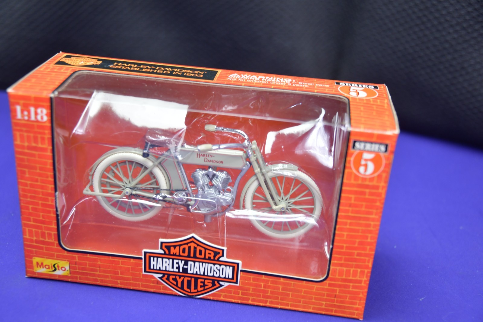 Harley-Davidson Motor Cycle 1:18 Maisto Series 5  1909 Twin 5D V-Twin MIB