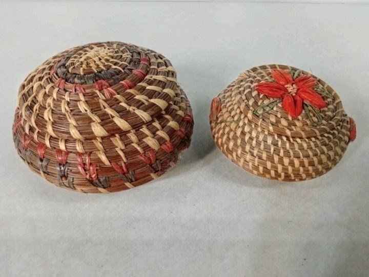 2 Vintage Woven Lidded Native American Basket\'s Coushatta pine needle basket
