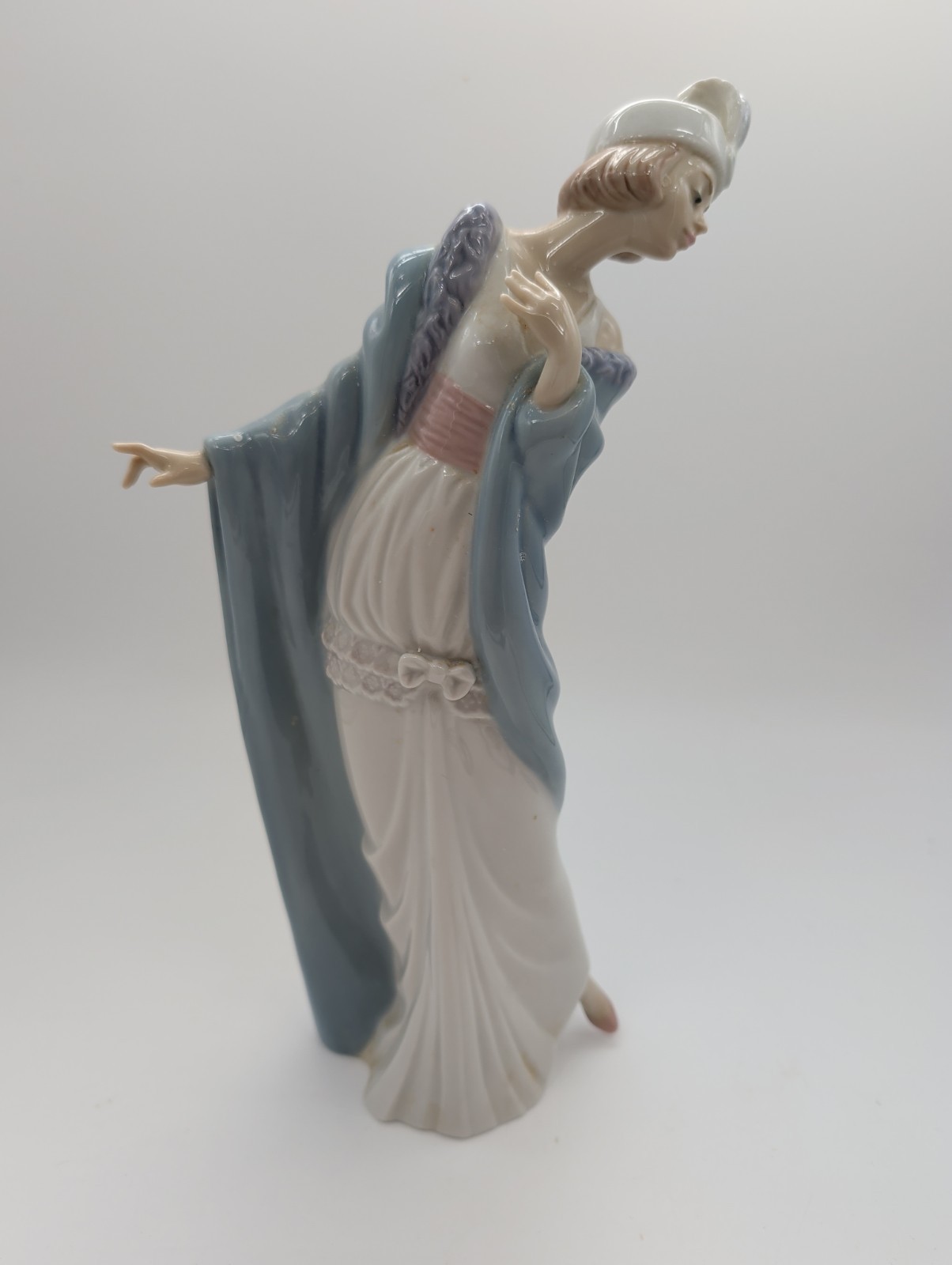 Lladro 5193 The Flirt Porcelain Figurine Lady Cloche Hat 10