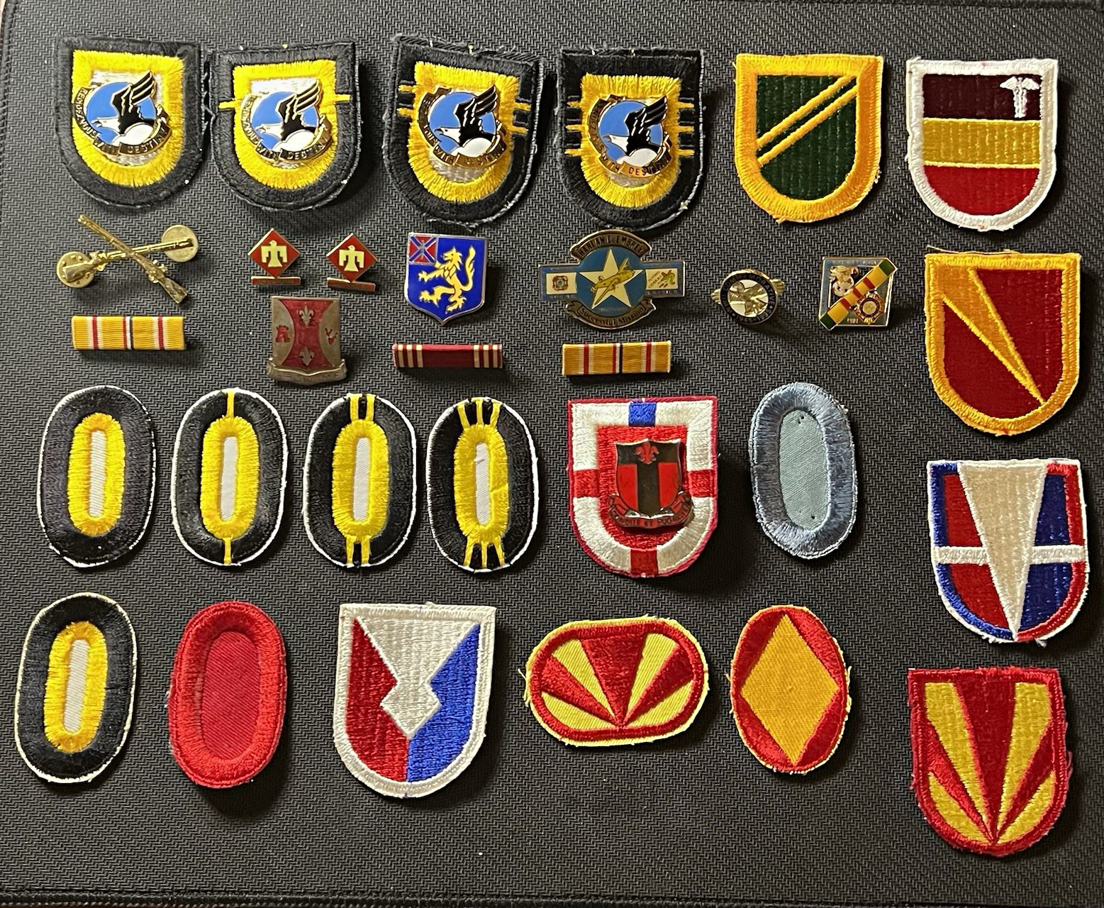 U. S. Army Militaria Patches & Pins Pinback & Screw Back Lot Of 31 Military U. S. Army Militaria Patches & Pins Pinback & Screw Back Lot Of 31 Military