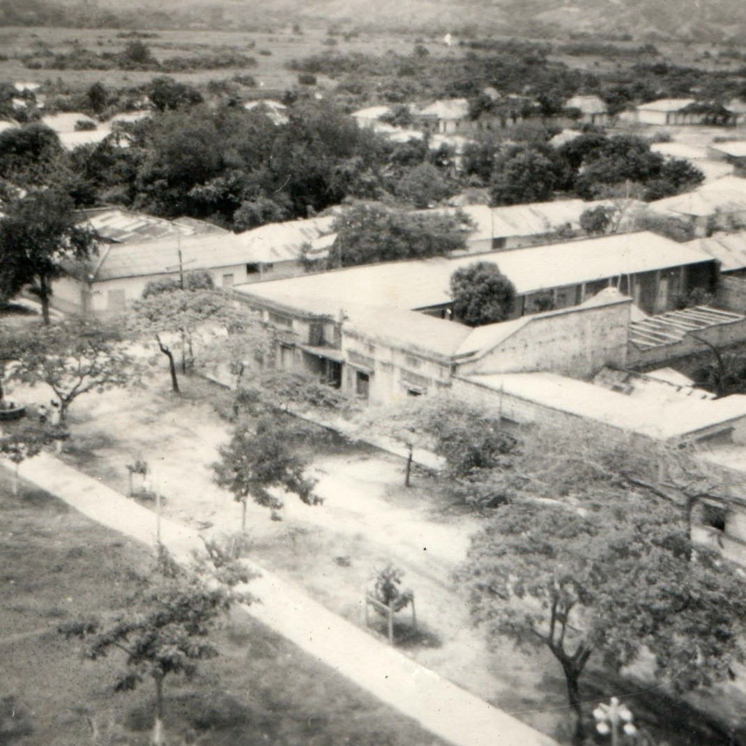 c1940s Elevated Town Square Plaza Park Mini 2-1/2\