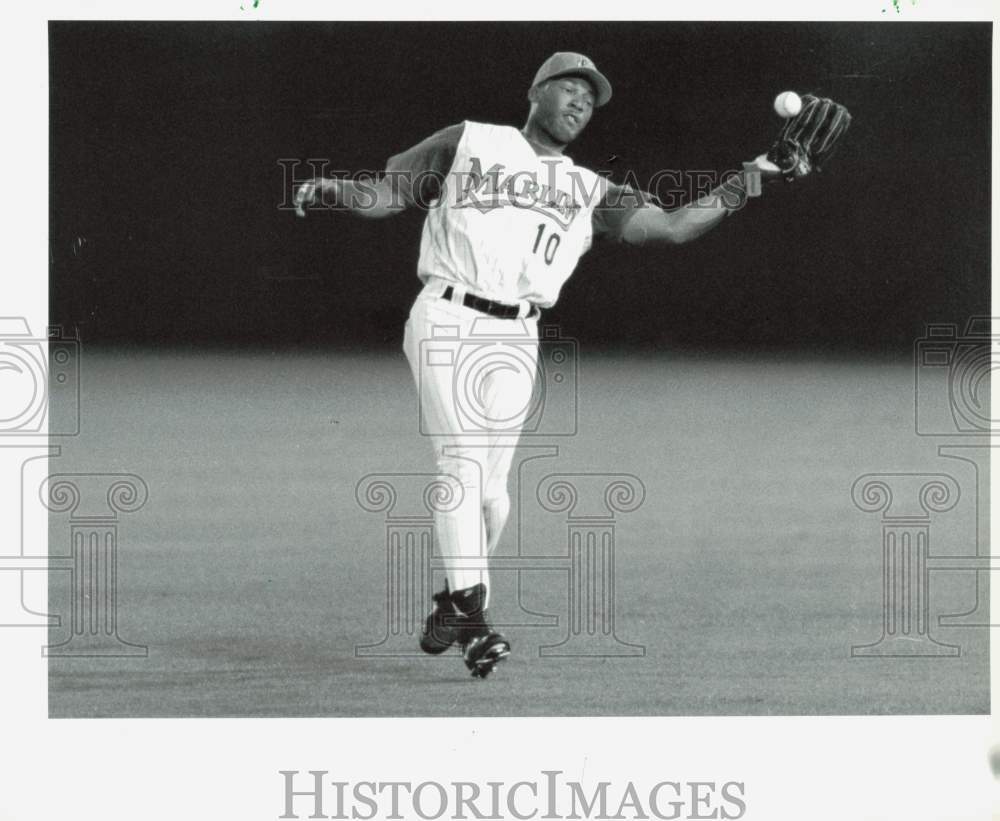 1994 Press Photo Florida Marlins Baseball Player Gary Sheffield Fields Ball