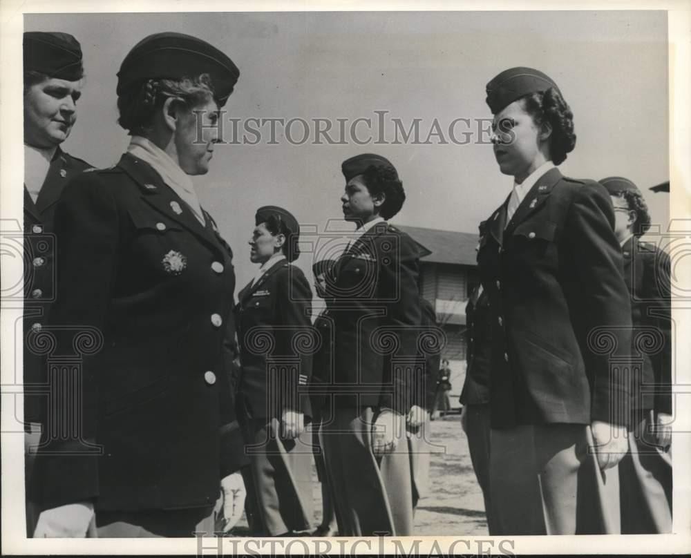 1950 Press Photo Col Mary Hallaren Inspects 50 Women Commissioned 2nd Lieutenant
