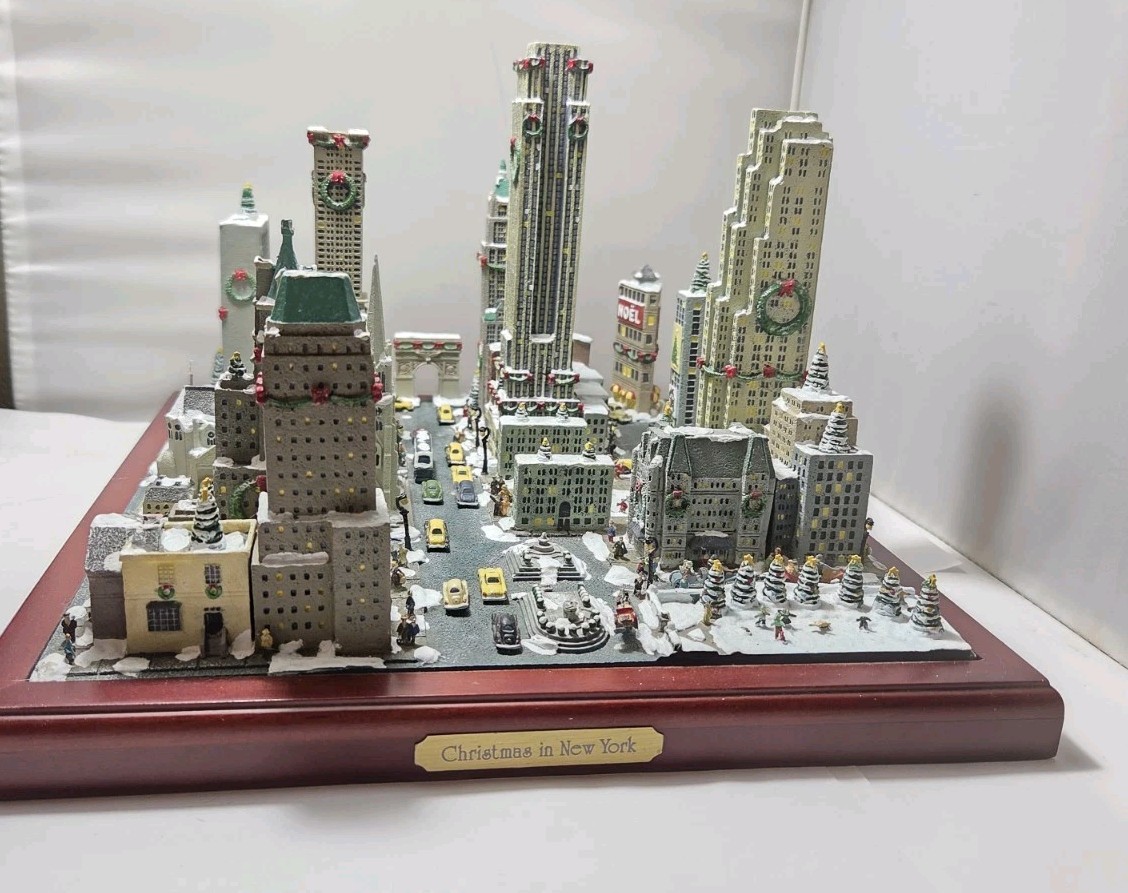 Danbury Mint CHRISTMAS IN NEW YORK Cityscape Diorama Model- no box Missing Parts