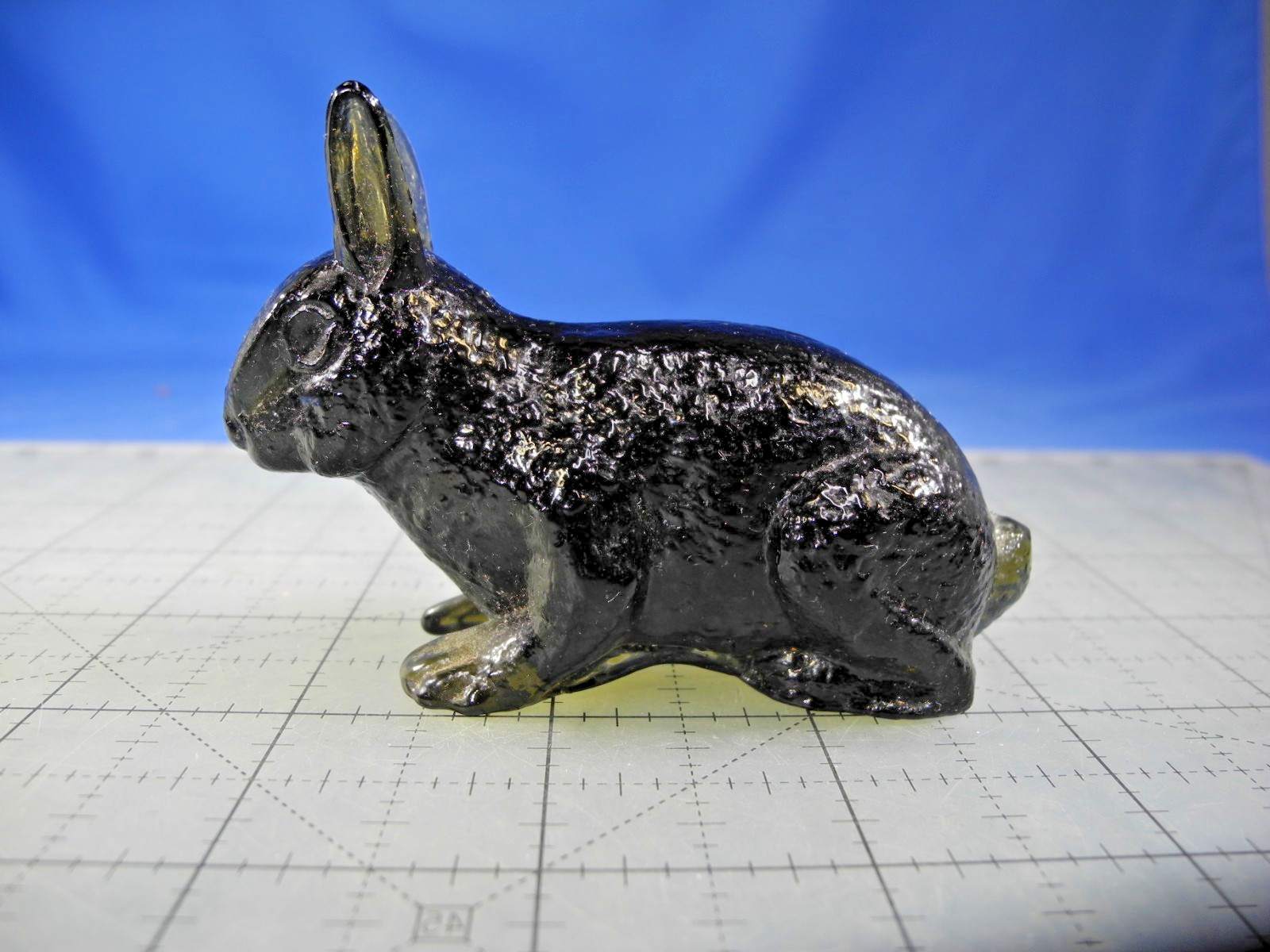 vintage brown / amber pressed glass rabbit bunny figurine 3.25