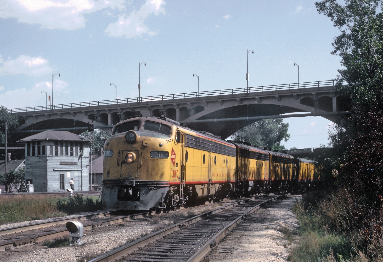 MILW 30C E9A w Train 3, The Afternoon Hiawatha, Milwaukee WI 1966 8.5 x 11 Photo