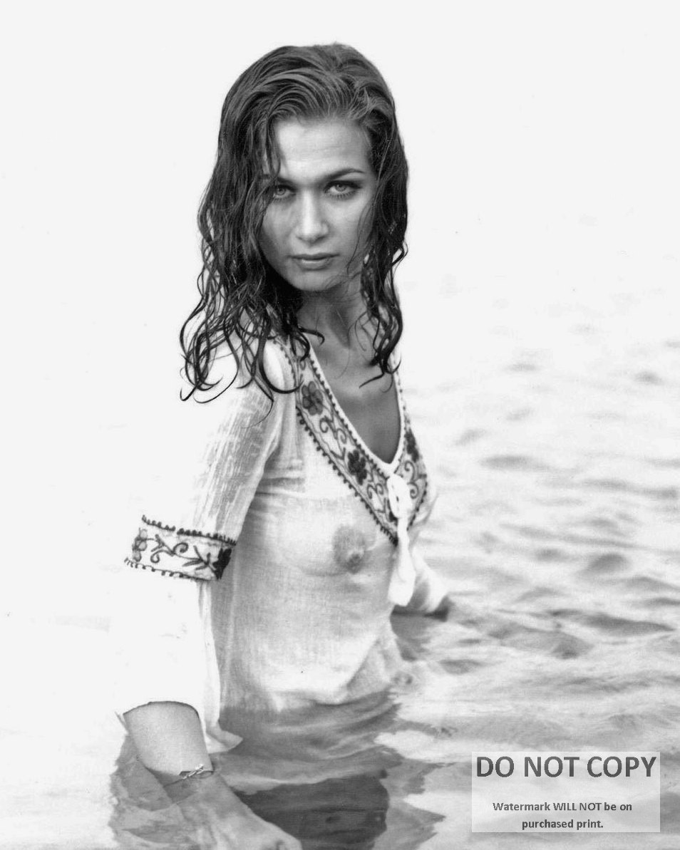VALERIE LEON ENGLISH ACTRESS PIN UP - 8X10 PUBLICITY PHOTO (BT-162)