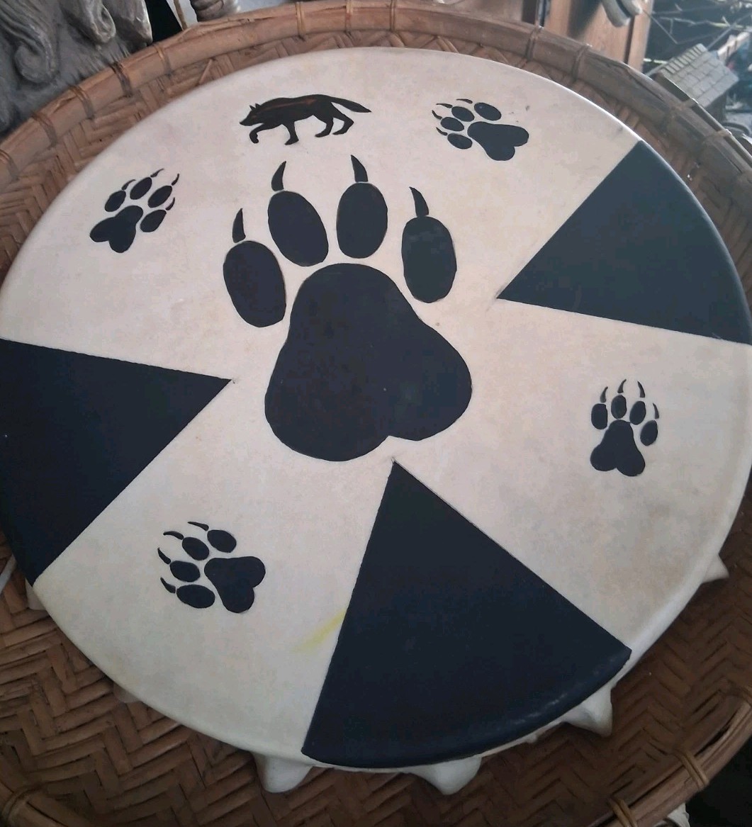 * EXCEPTIONAL   VINTAGE NATIVE AMERICAN DRUM 15 IN. WOLF TOTEM  SHAMAN NICE  **