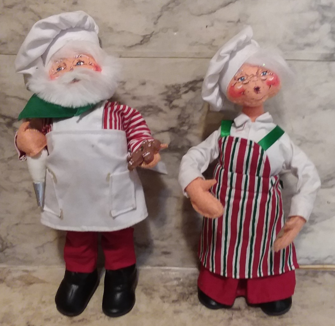 2 Vntg 2005 ANNALEE Christmas Dolls - SANTA & MRS. CLAUS Gingerbread Bakers