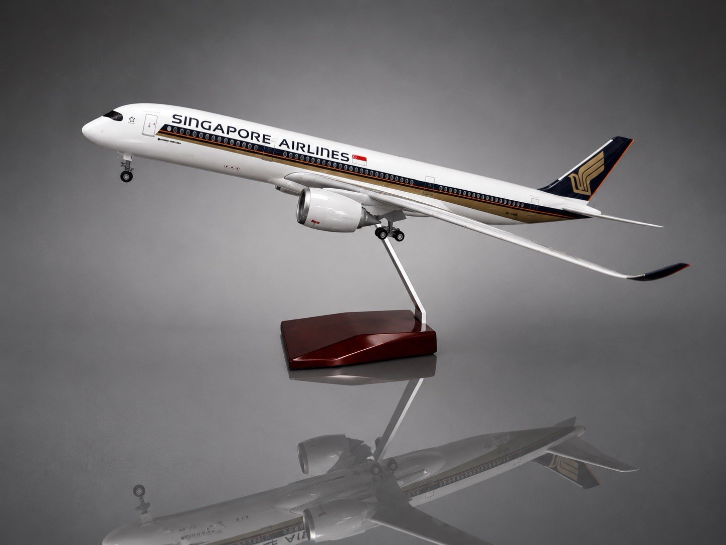 Airbus A350 Singapore Airlines 1:147 Scale 47cm Resin and LED Model