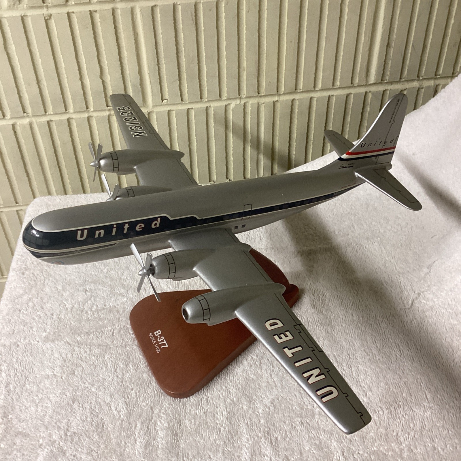 Vintage Executive Model United Airlines Boeing 377 Stratocruiser 1:100 Scale