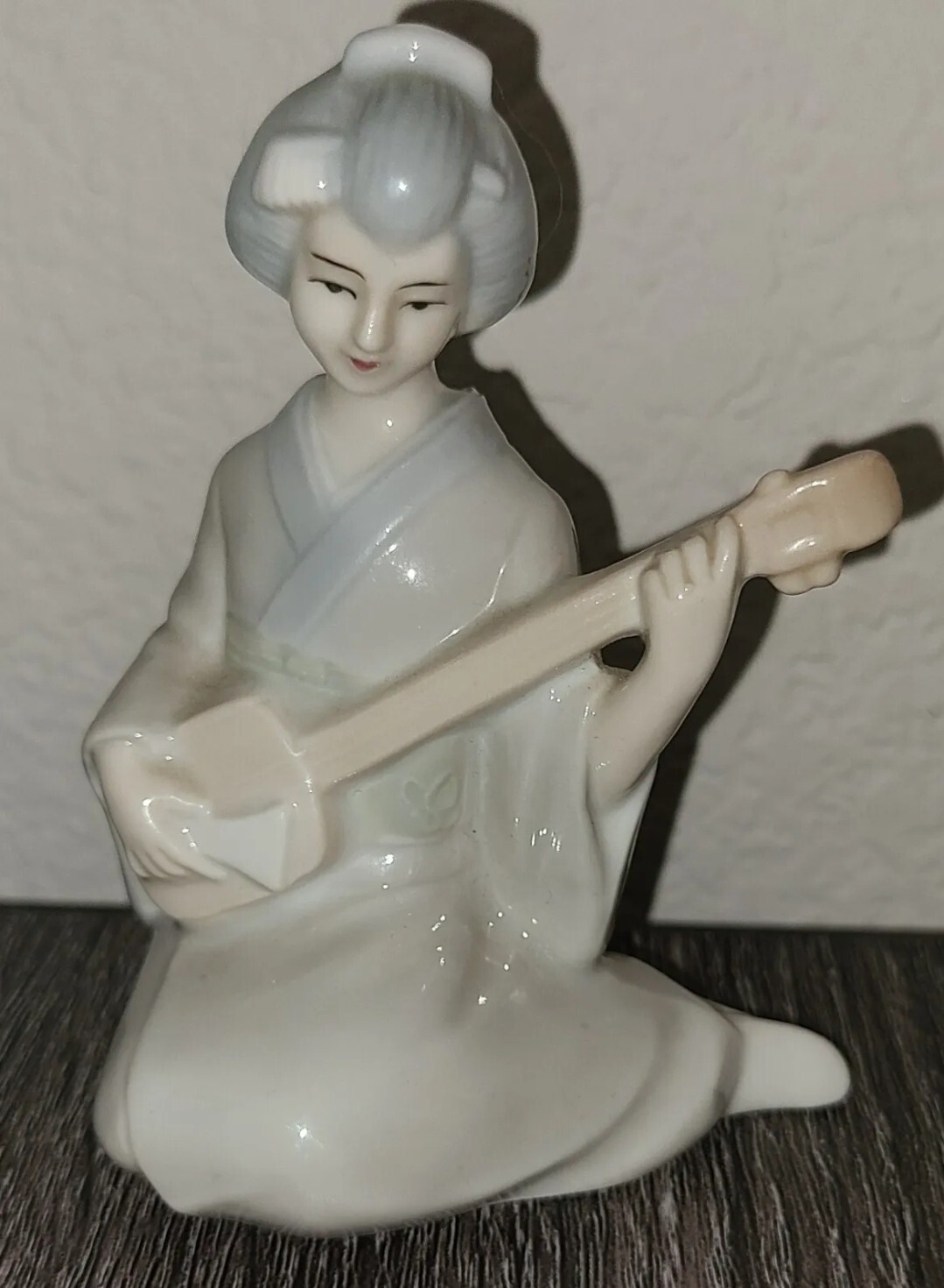 RARE VINTAGE JAPAN  PORCELAIN SITTING GEISHA GIRL PLAYING  SHAMISEN INSTRUMENT 