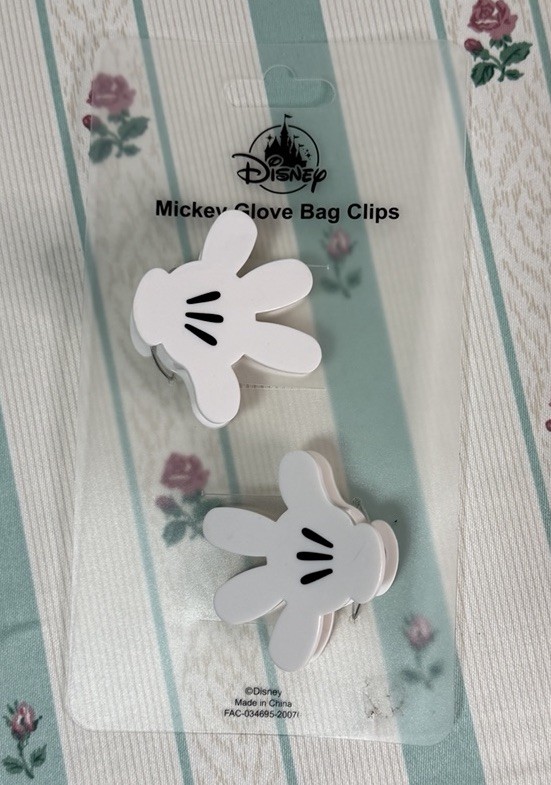 Genuine Disney Parks Mickey White Glove Bag Clip & Magnet Set Genuine Disney Parks Mickey White Glove Bag Clip & Magnet Set