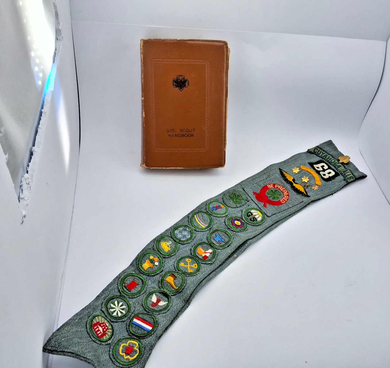VTG 1940s Girl Scout Sash 18++ Proficiency Badges Be Prepared Pin Book T6