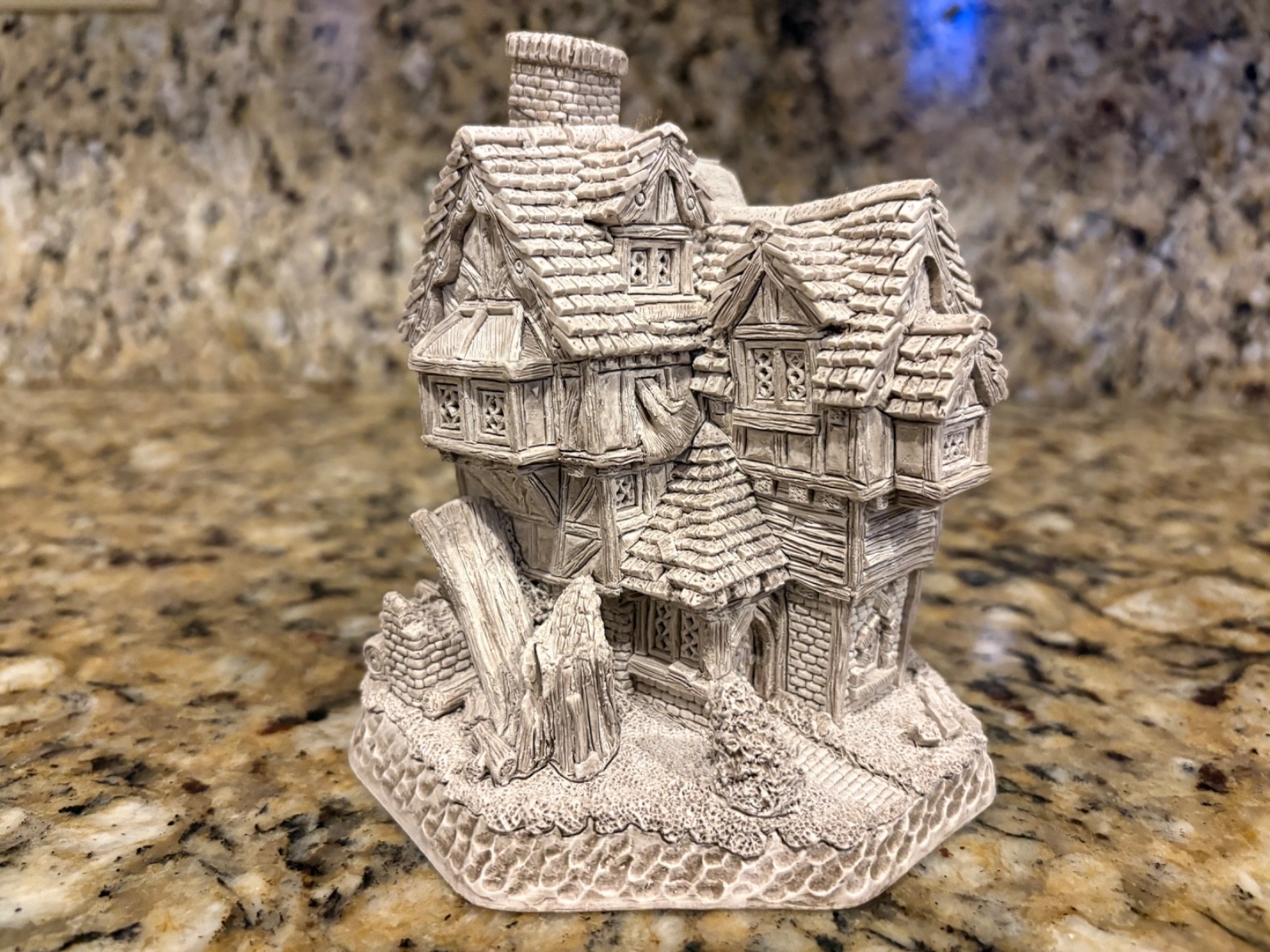 October Gales D1012 - David Winter Cottages - Rare - Original Box - Unpainted
