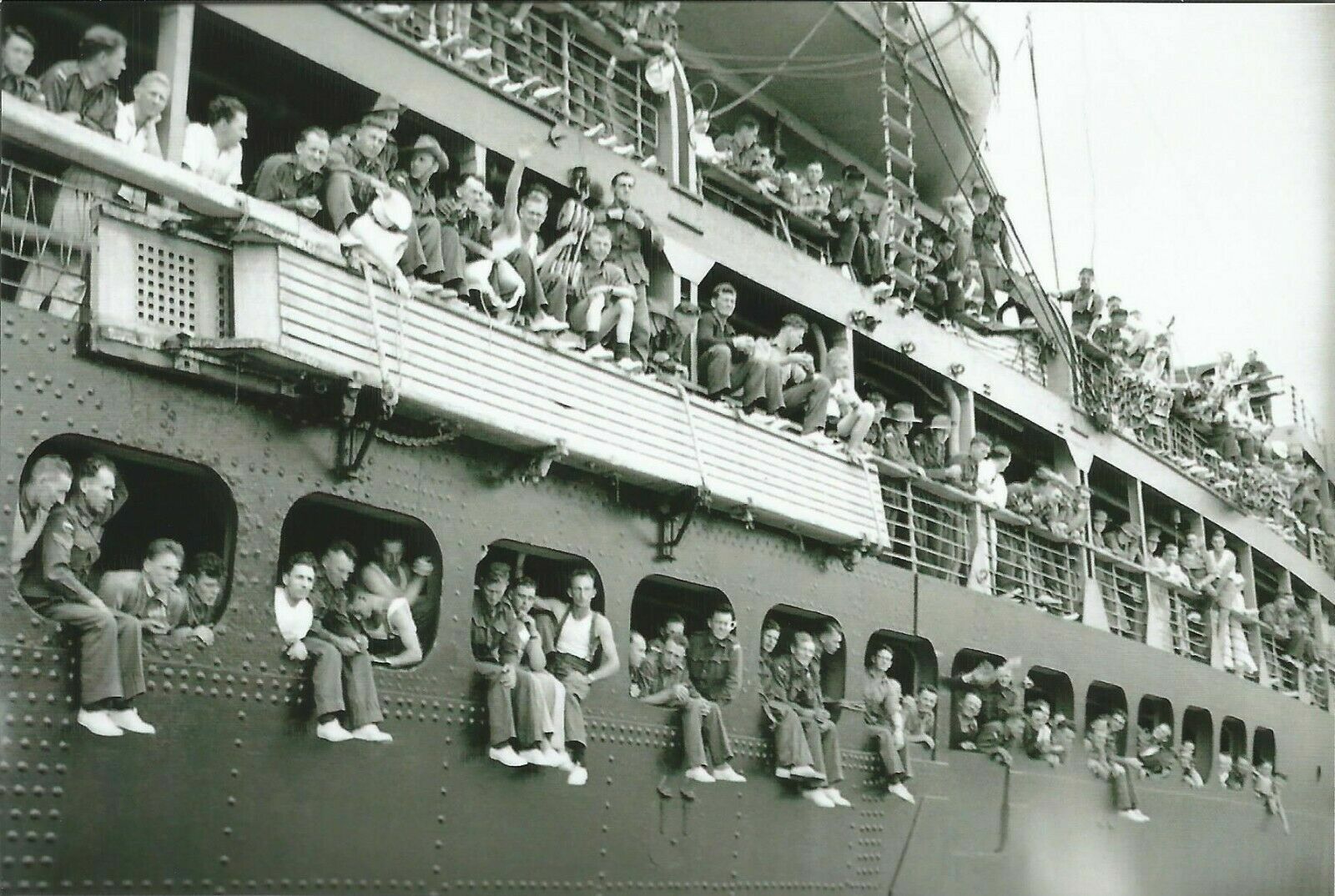 WW II Usa Photo ** Troop Ship Leaving Sydney **
