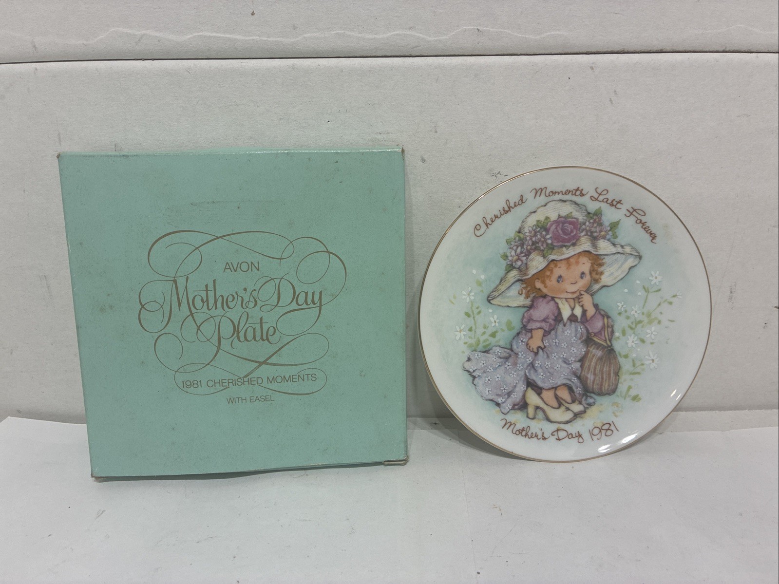 Avon Mothers Day 1981 Plate Cherished Moments Last Forever Porcelain 22k gold 5\