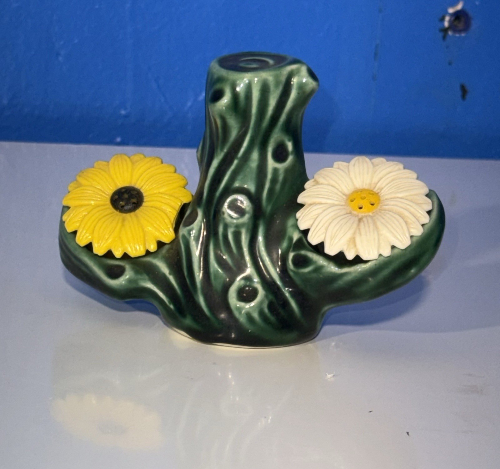 Vintage Ceramic Daisy Salt Pepper Shakers Tree Stump Holder Kitsch Cottagecore