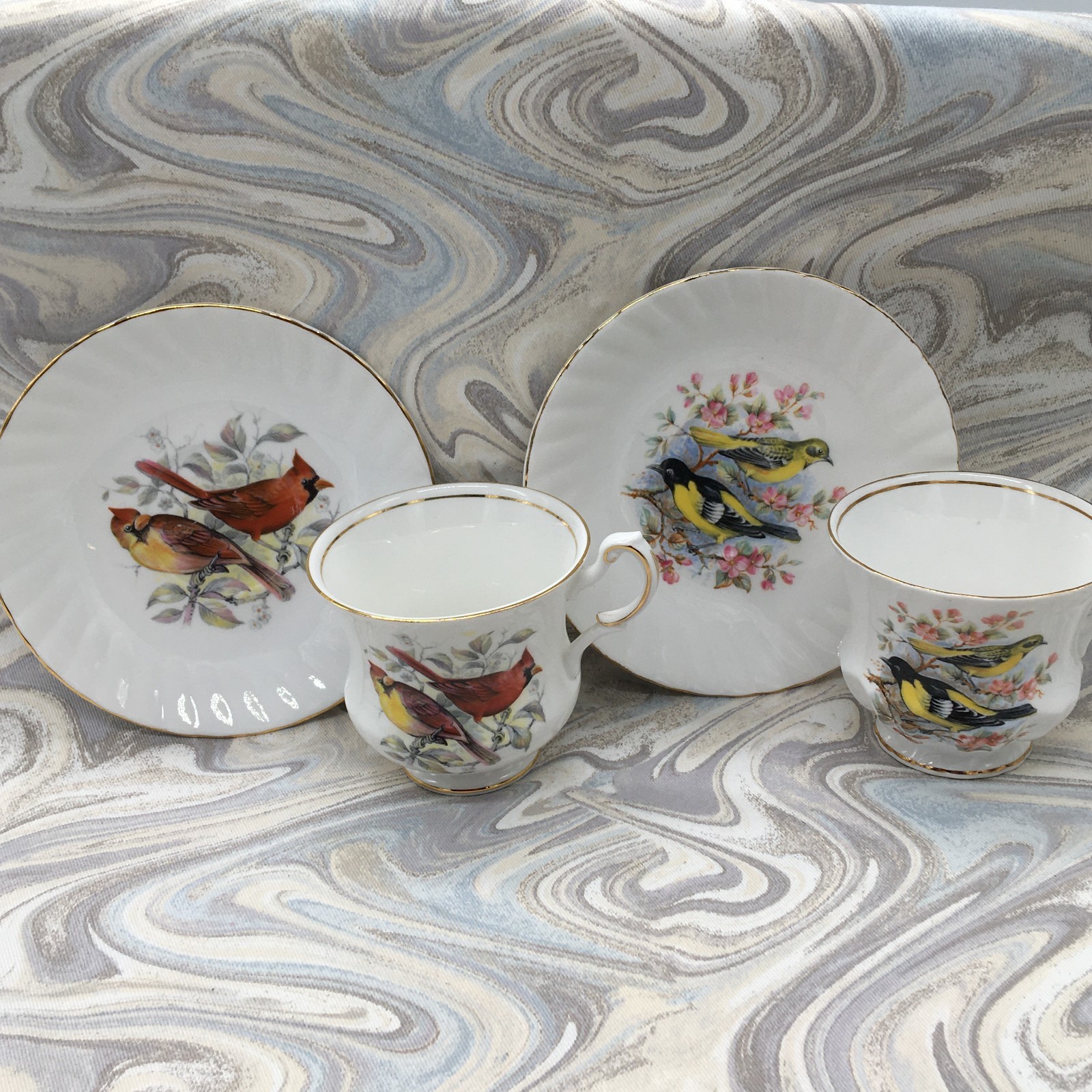 Queen’s Rosina China Birds of America 2 Cups & Saucers Cardinal & Yellow Bird Queen’s Rosina China Birds of America 2 Cups & Saucers Cardinal & Yellow Bird